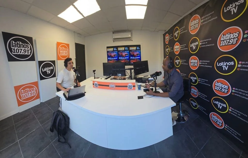 Entrevista en el estudio de Latinos FM y Latinos TV