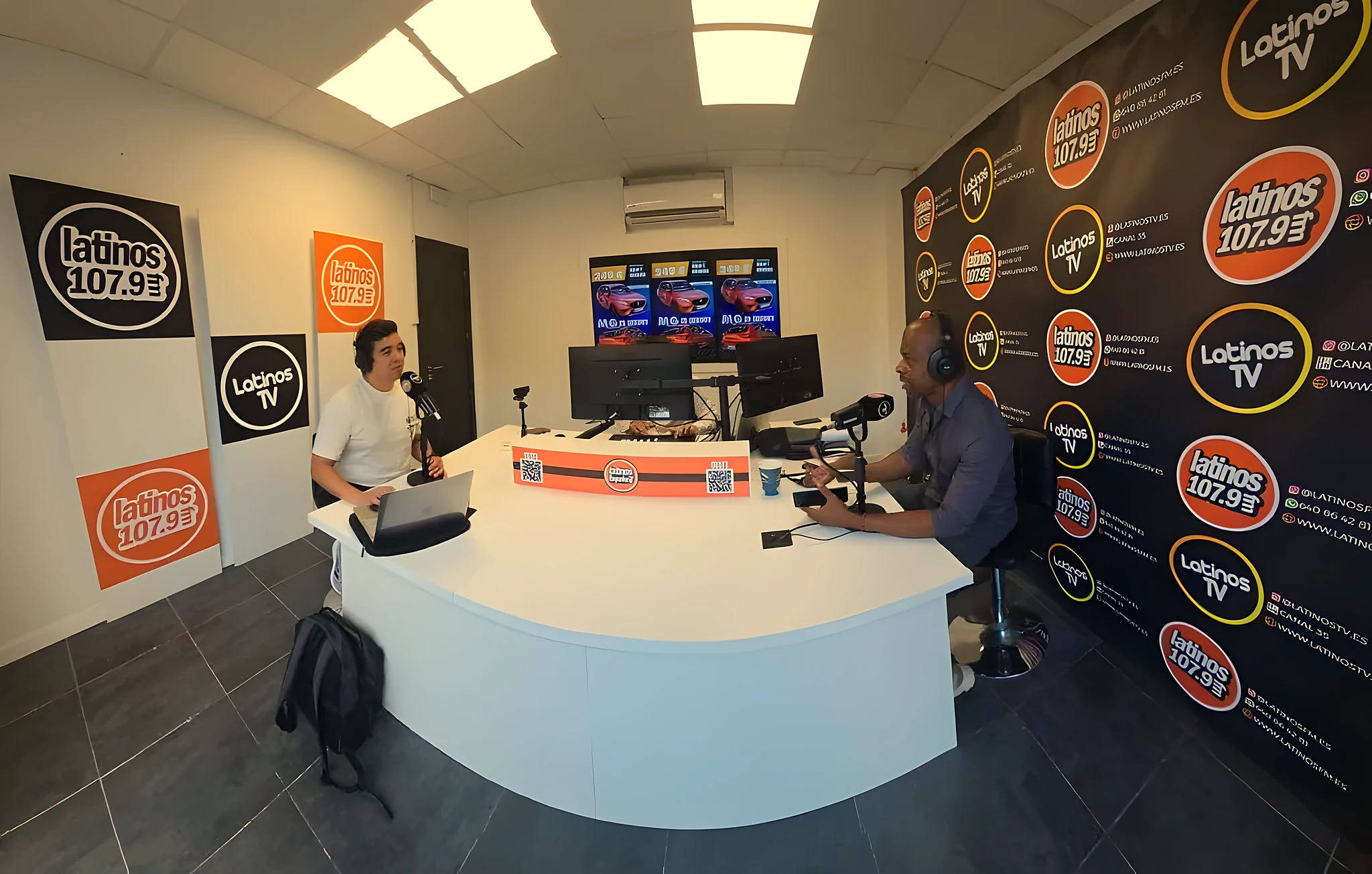 Entrevista en el estudio de Latinos FM y Latinos TV
